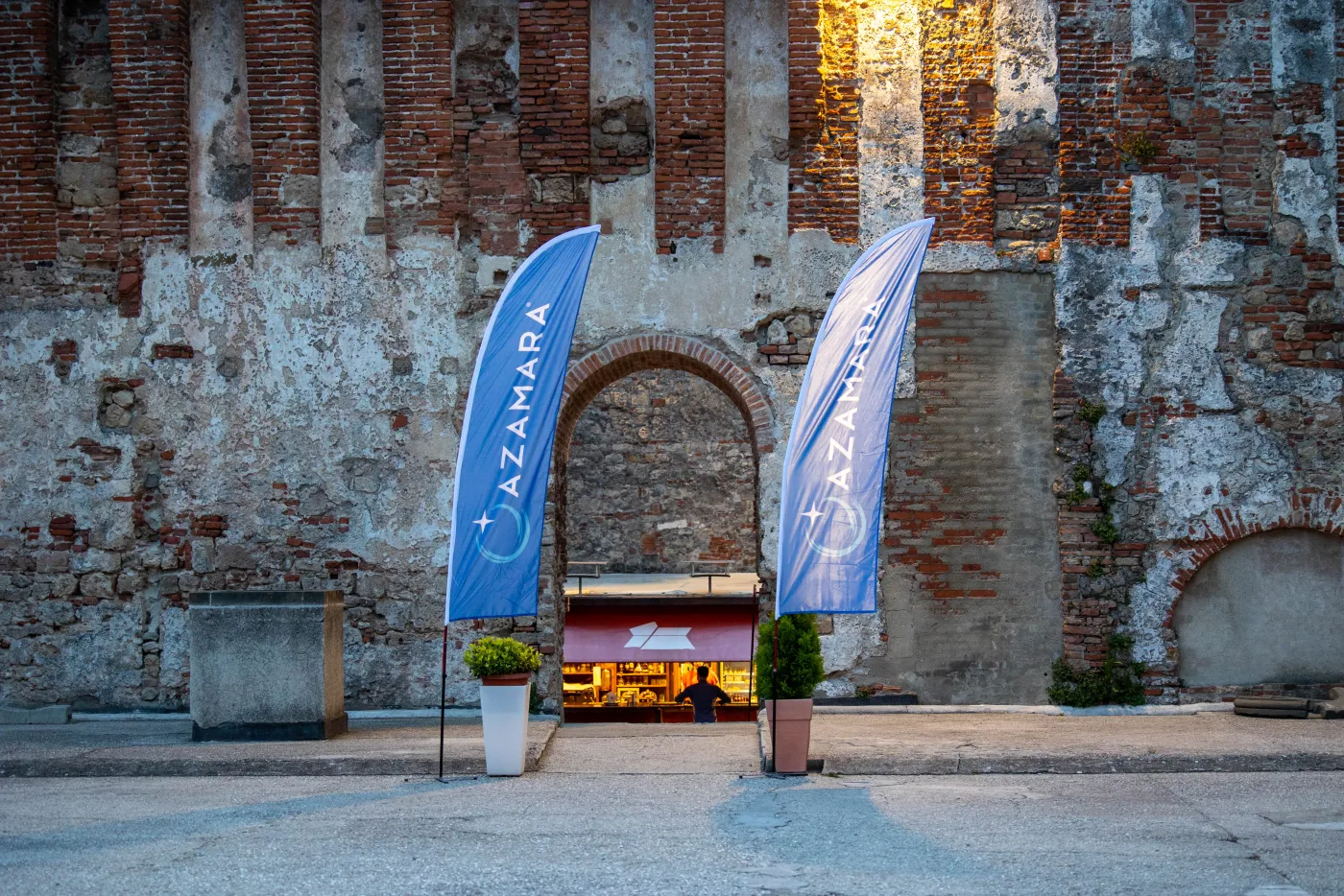 Guests at an AzAmazing Evening in Tuscany