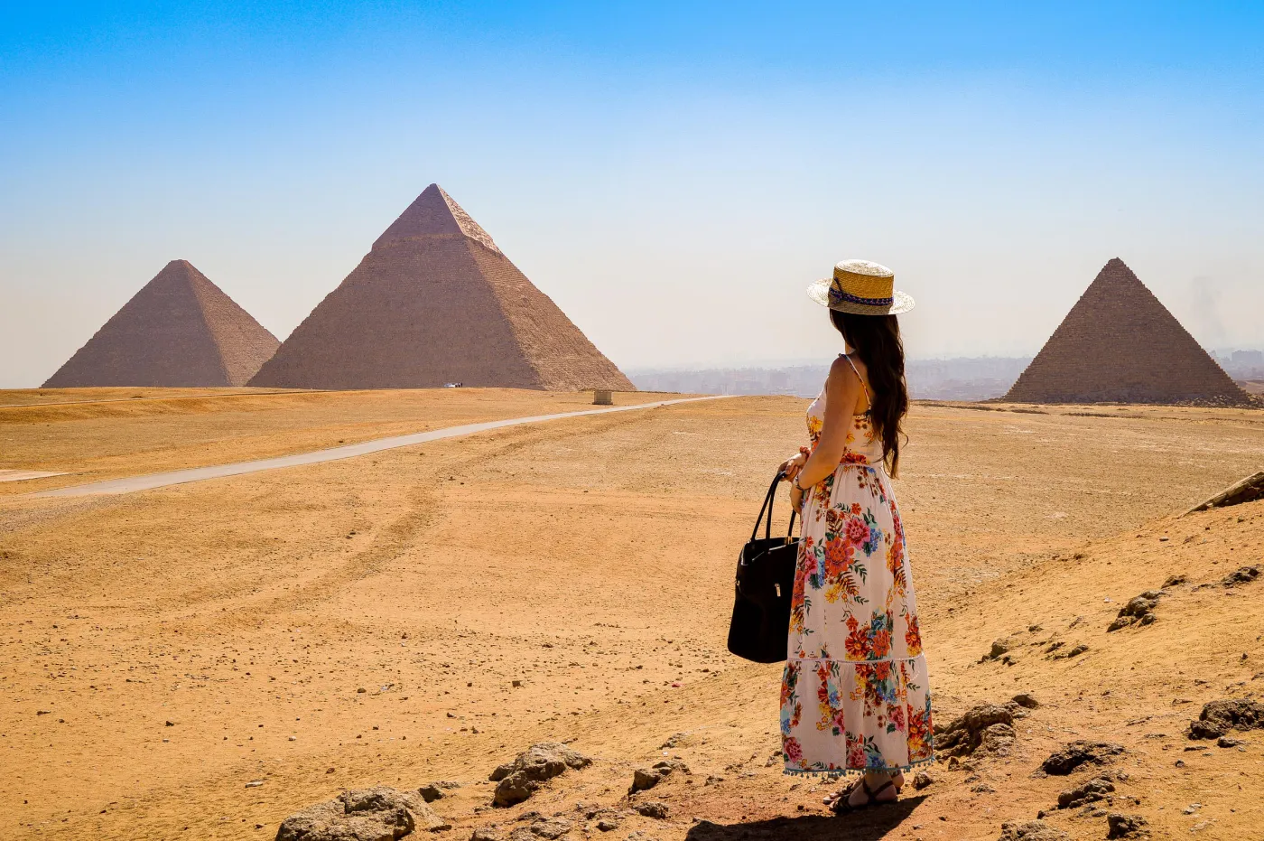A traveller before the Pyramids of Giza