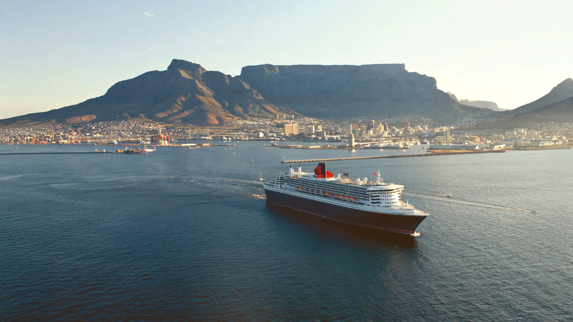 Queen Mary 2 in Table Bay beneath Table Mountain