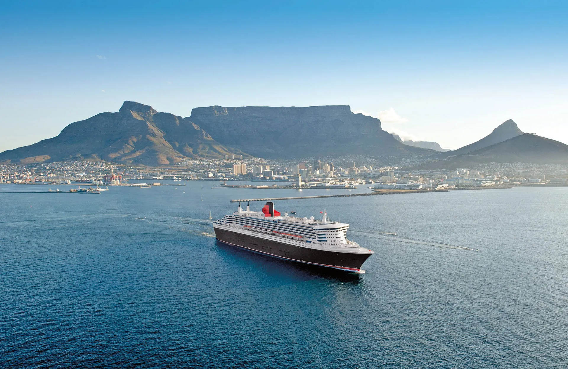 Queen Mary 2 leaving Table Bay with Table Mountain behind