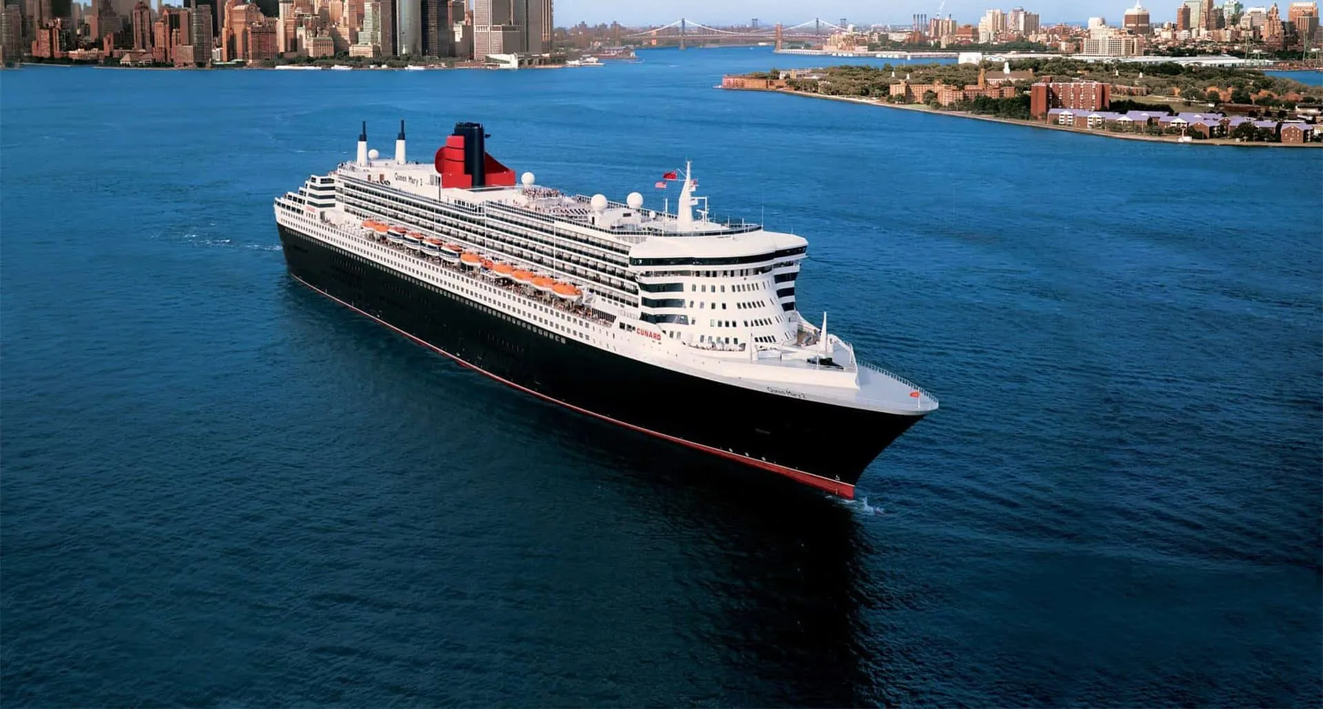 Queen Mary 2 at sea